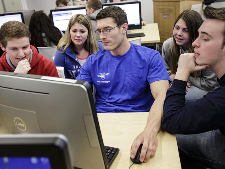 在计算机实验室工作的一群学生
