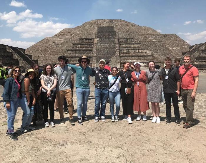 学生们在特奥蒂瓦坎月亮金字塔前